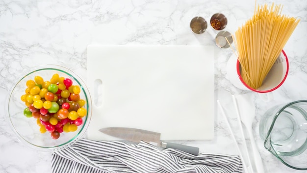 Mesa con cuenco y receta